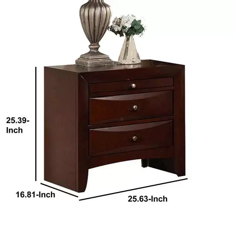 Table de chevet en bois avec trois tiroirs et poignées en métal, marron
