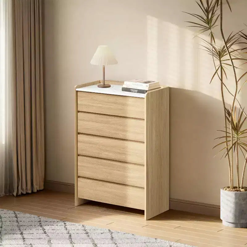 Commode Hazel Oak de 120 cm de haut à 5 tiroirs avec côtés surélevés, plateau en faux marbre, bois manufacturé, marron