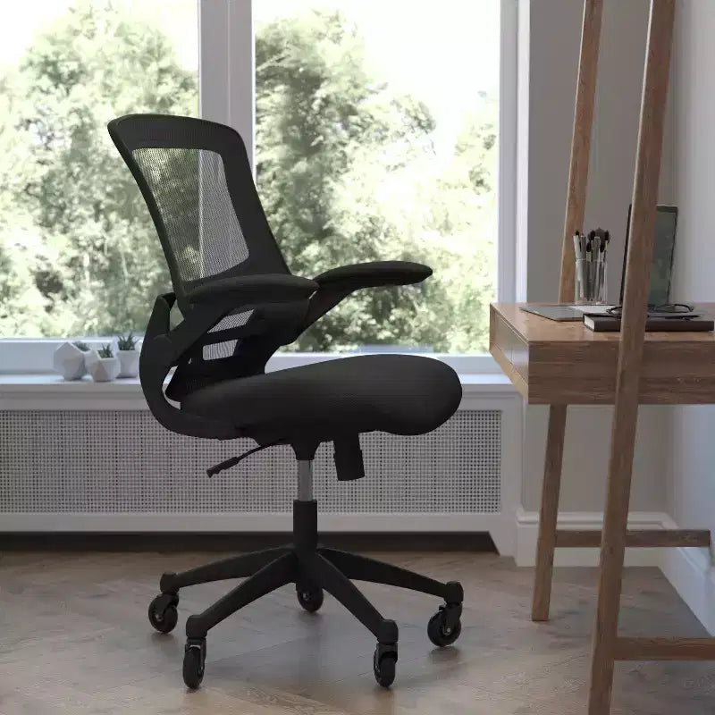 Chaise de bureau ergonomique pivotante mi-dos avec accoudoirs relevables et roulettes transparentes