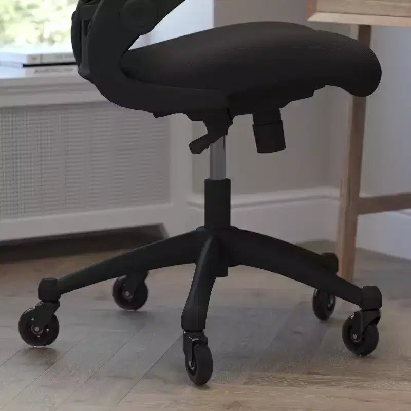 Chaise de bureau ergonomique pivotante mi-dos avec accoudoirs relevables et roulettes transparentes