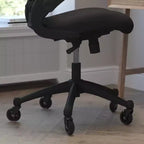 Chaise de bureau ergonomique pivotante mi-dos avec accoudoirs relevables et roulettes transparentes