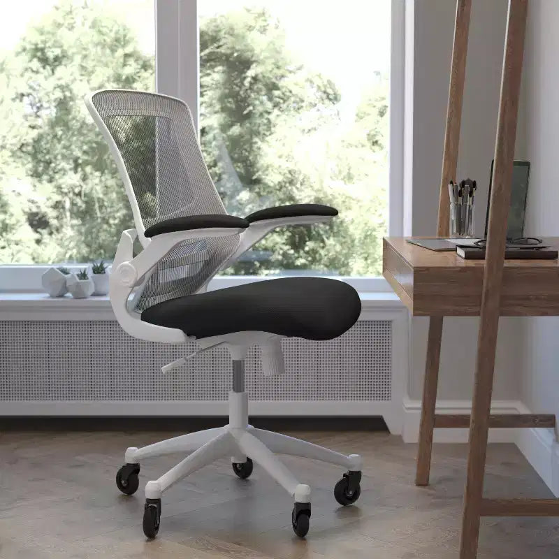 Chaise de bureau ergonomique pivotante mi-dos avec accoudoirs relevables et roulettes transparentes