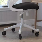Chaise de bureau ergonomique pivotante mi-dos avec accoudoirs relevables et roulettes transparentes
