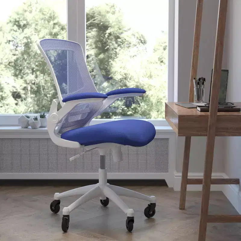 Chaise de bureau ergonomique pivotante mi-dos avec accoudoirs relevables et roulettes transparentes