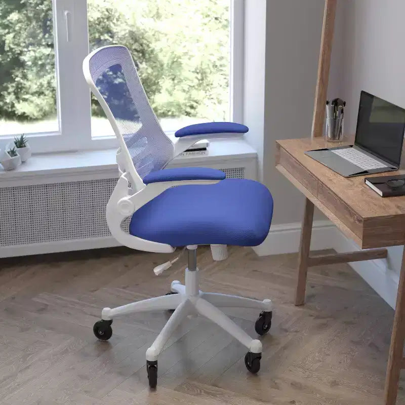 Chaise de bureau ergonomique pivotante mi-dos avec accoudoirs relevables et roulettes transparentes
