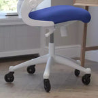 Chaise de bureau ergonomique pivotante mi-dos avec accoudoirs relevables et roulettes transparentes