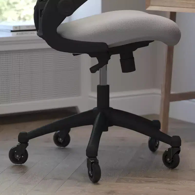 Chaise de bureau ergonomique pivotante mi-dos avec accoudoirs relevables et roulettes transparentes