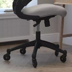 Chaise de bureau ergonomique pivotante mi-dos avec accoudoirs relevables et roulettes transparentes