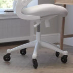 Chaise de bureau ergonomique pivotante mi-dos avec accoudoirs relevables et roulettes transparentes