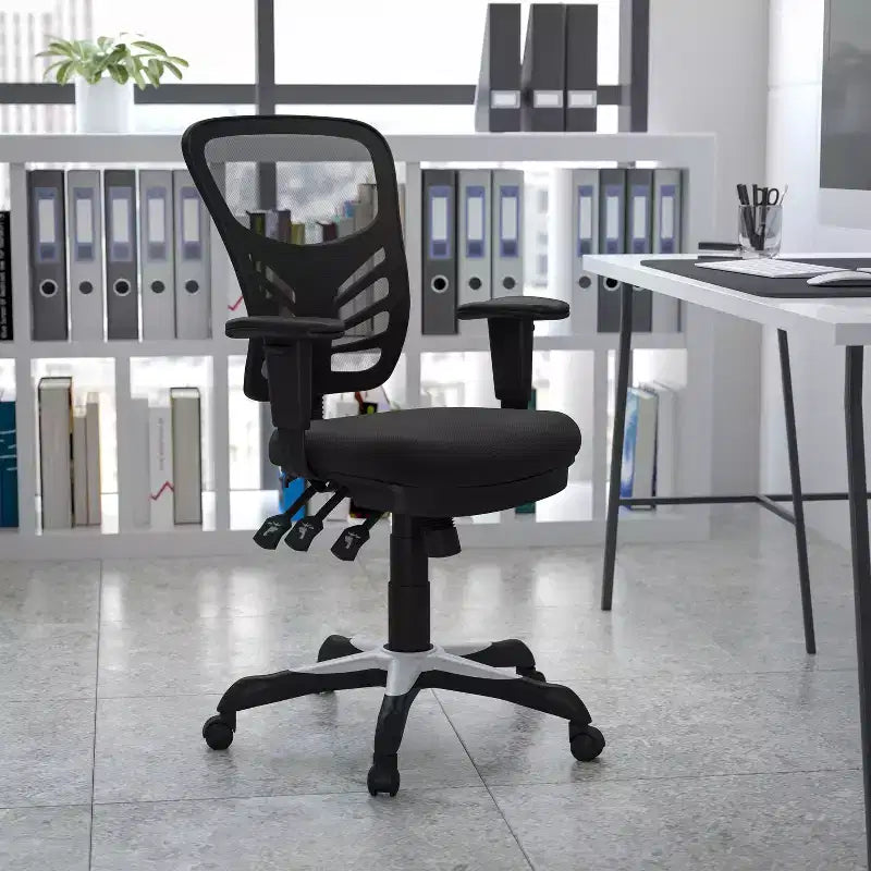 Fauteuil de bureau ergonomique multifonction en maille noire à dossier mi-haut avec accoudoirs réglables