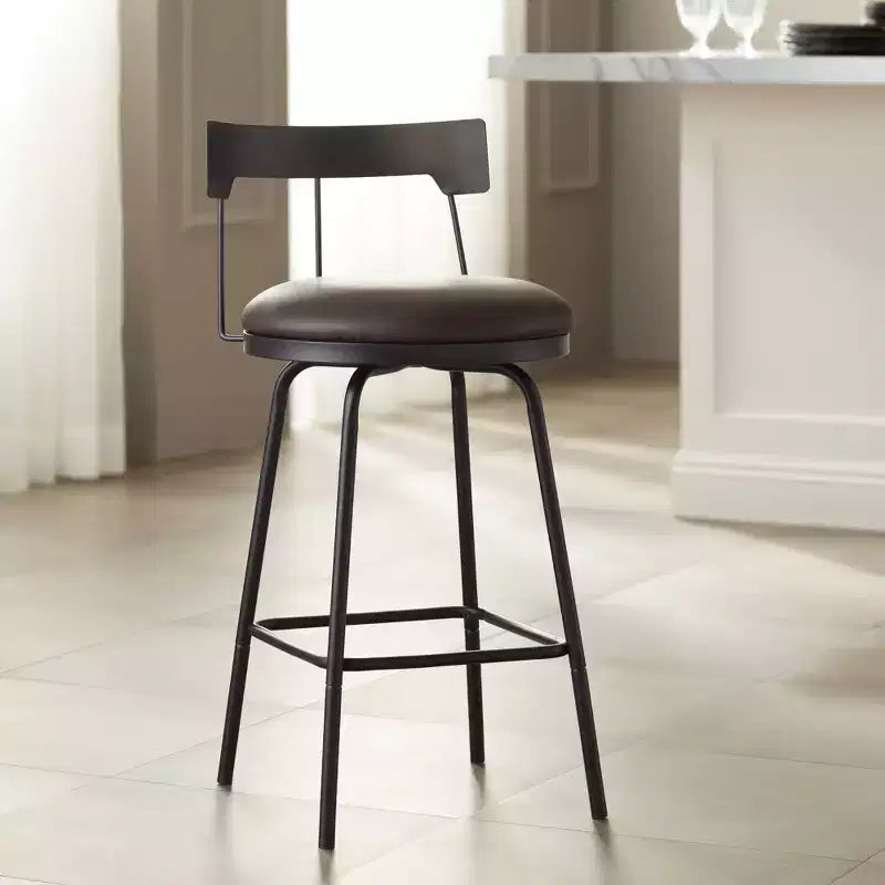 Tabouret de bar pivotant en métal noir mat de 66 cm de haut, coussin rond en cuir marron rustique avec dossier bas et repose-pieds pour comptoir de cuisine