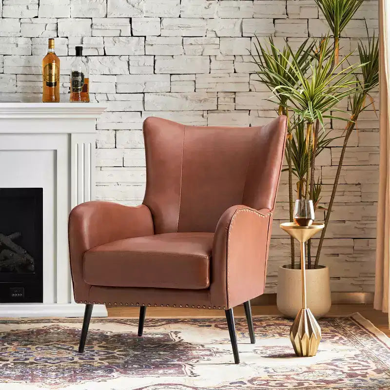 Fauteuil classique avec dossier à oreilles et clous décoratifs