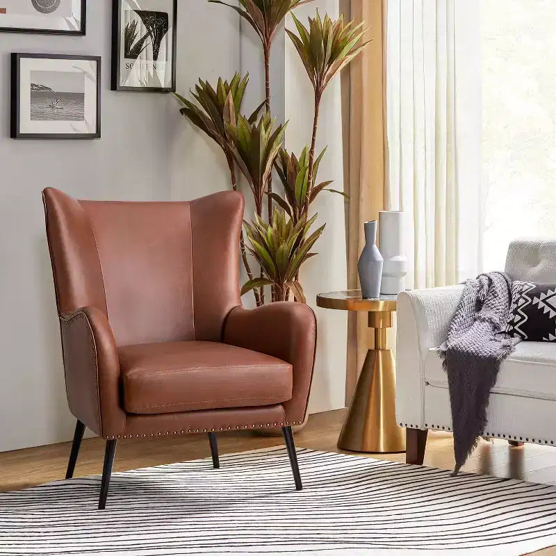Fauteuil classique avec dossier à oreilles et clous décoratifs