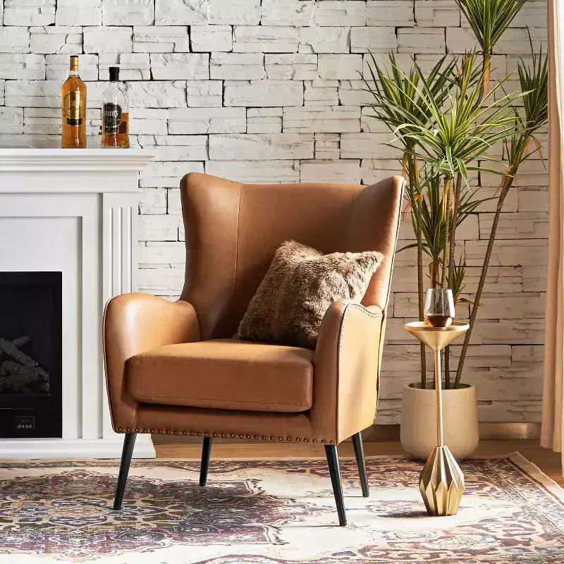Fauteuil classique avec dossier à oreilles et clous décoratifs