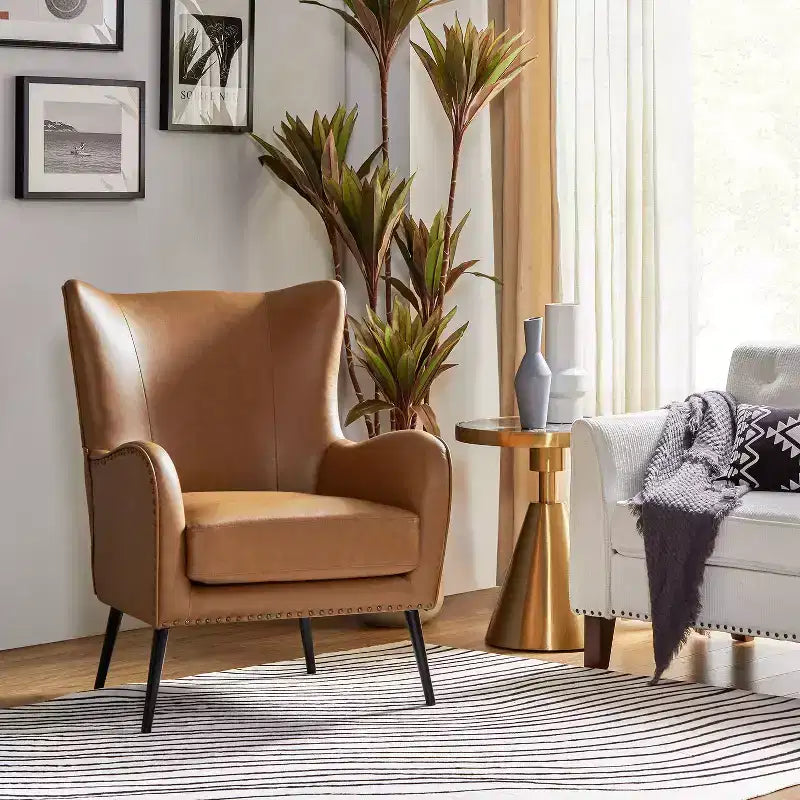 Fauteuil classique avec dossier à oreilles et clous décoratifs