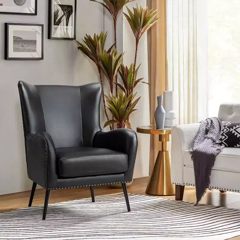 Fauteuil classique avec dossier à oreilles et clous décoratifs