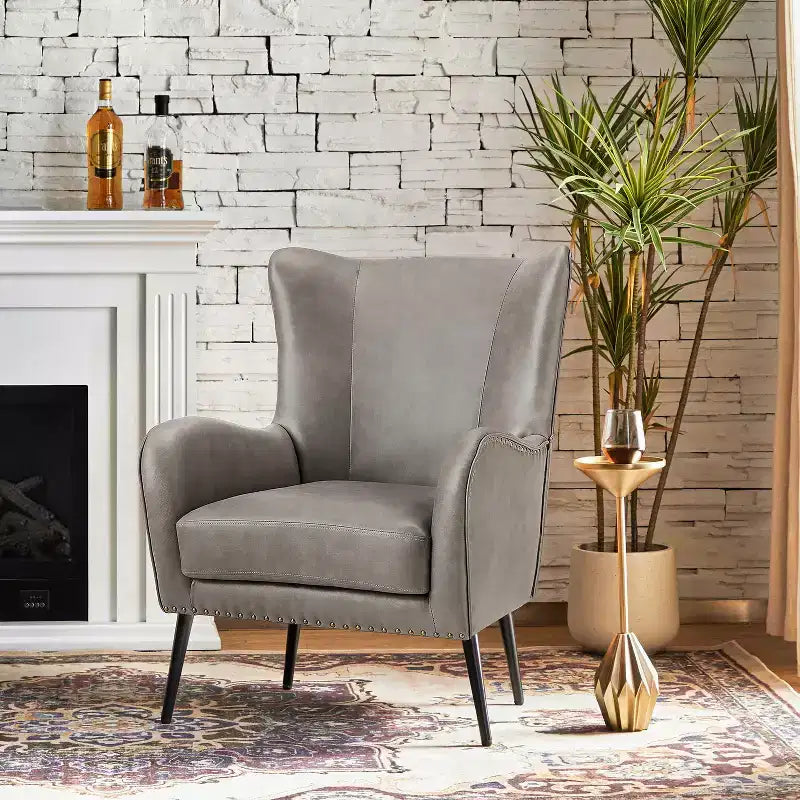 Fauteuil classique avec dossier à oreilles et clous décoratifs