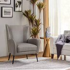 Fauteuil classique avec dossier à oreilles et clous décoratifs