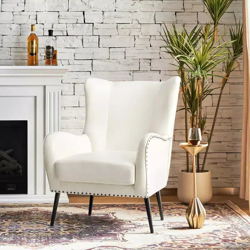 Fauteuil classique avec dossier à oreilles et clous décoratifs
