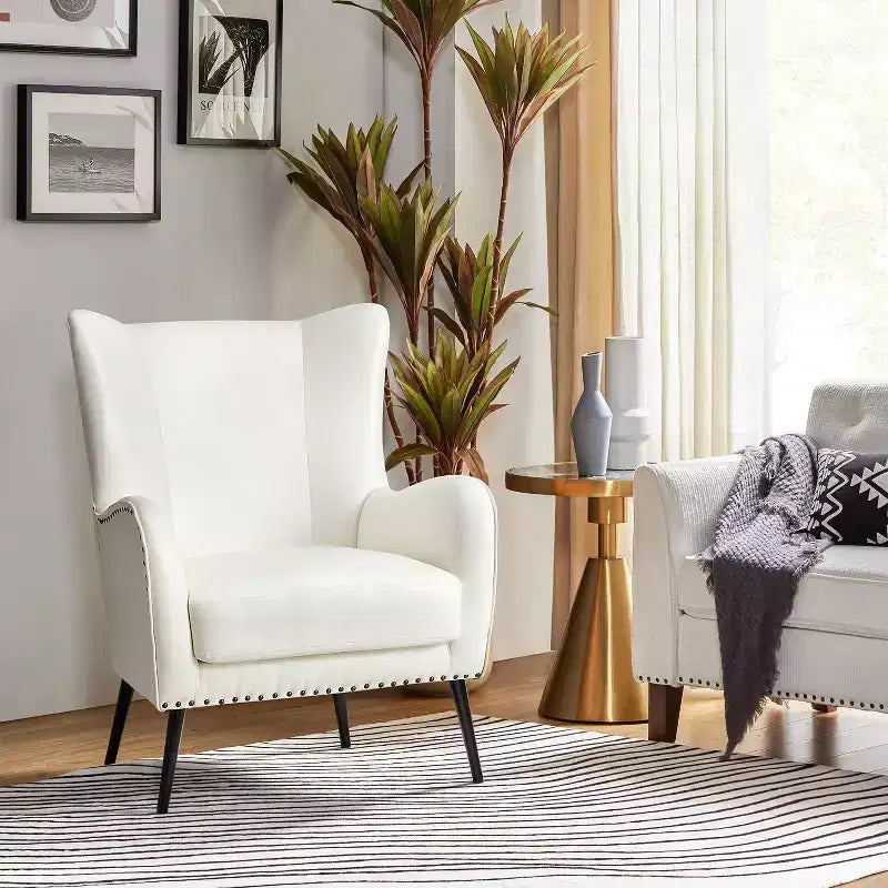 Fauteuil classique avec dossier à oreilles et clous décoratifs