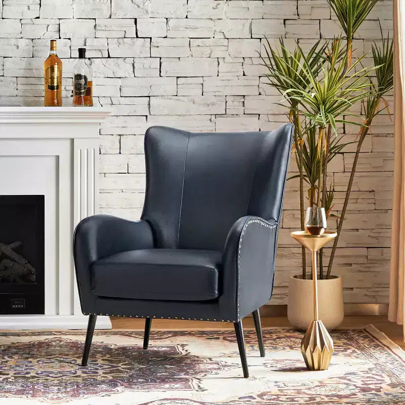 Fauteuil classique avec dossier à oreilles et clous décoratifs