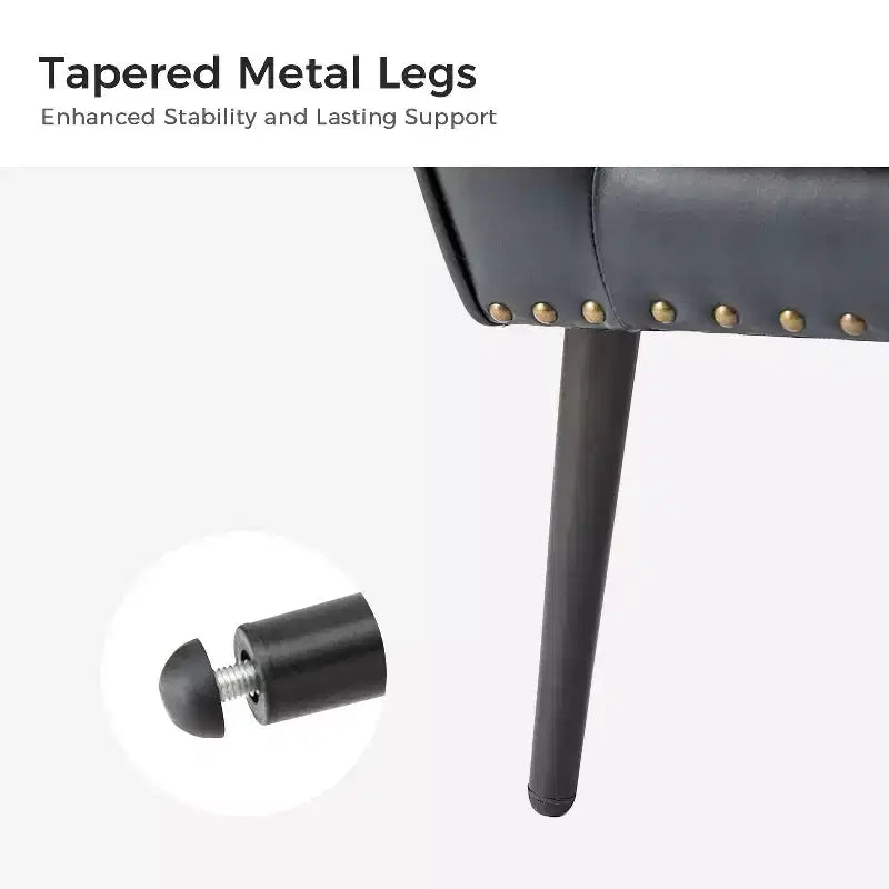 Fauteuil classique avec dossier à oreilles et clous décoratifs