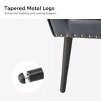 Fauteuil classique avec dossier à oreilles et clous décoratifs