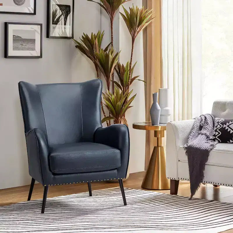 Fauteuil classique avec dossier à oreilles et clous décoratifs
